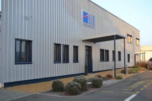 Façade de l'usine de la société SIM