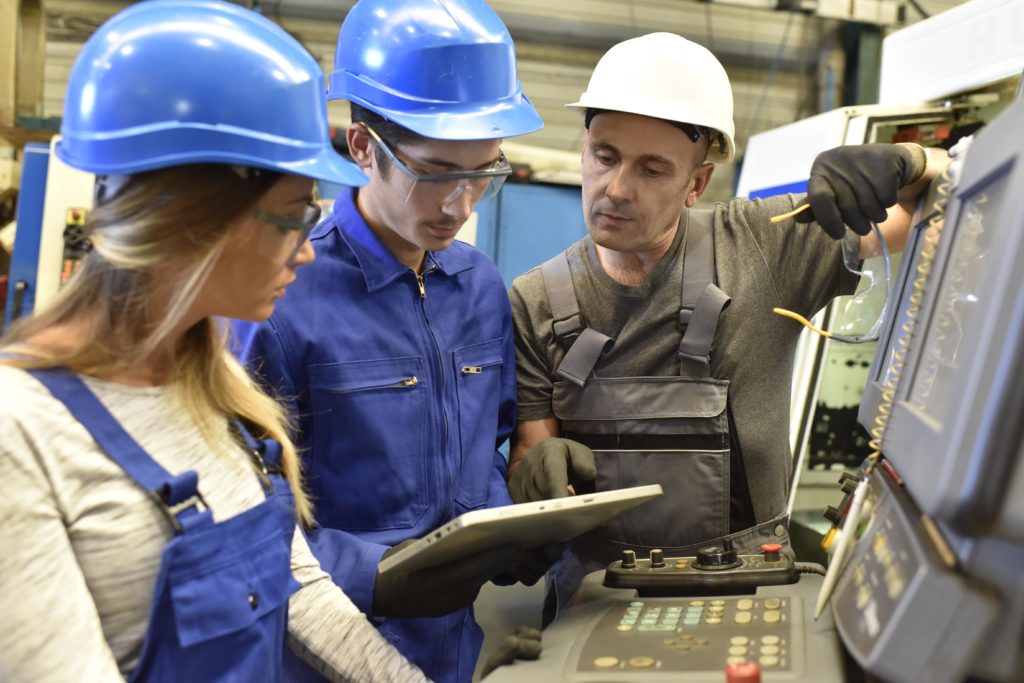 Évolution de la relation homme-technologie et du management par les compétences dans l'industrie du futur.