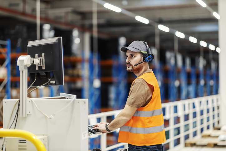 Rôle du responsable d'entrepôt dans la logistique et la chaîne d'approvisionnement.