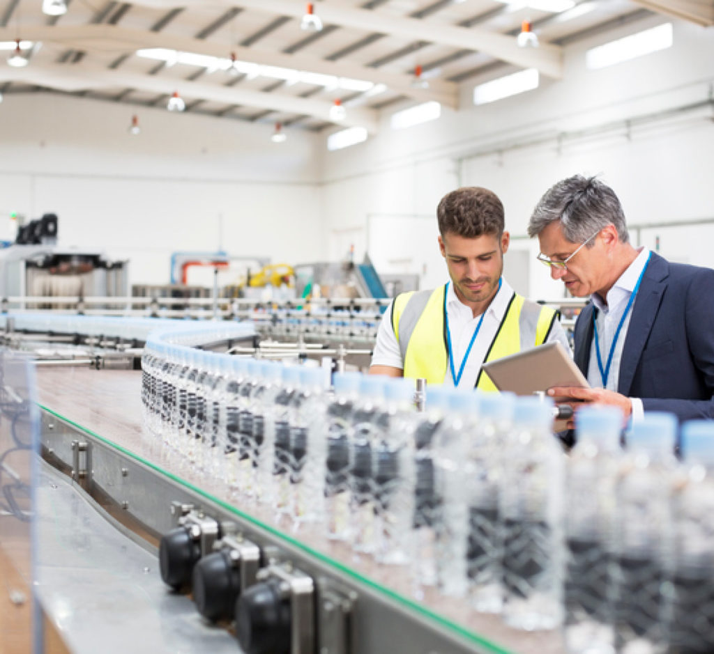 mage d'une usine de plastique moderne utilisant des technologies numériques pour améliorer ses processus de production.