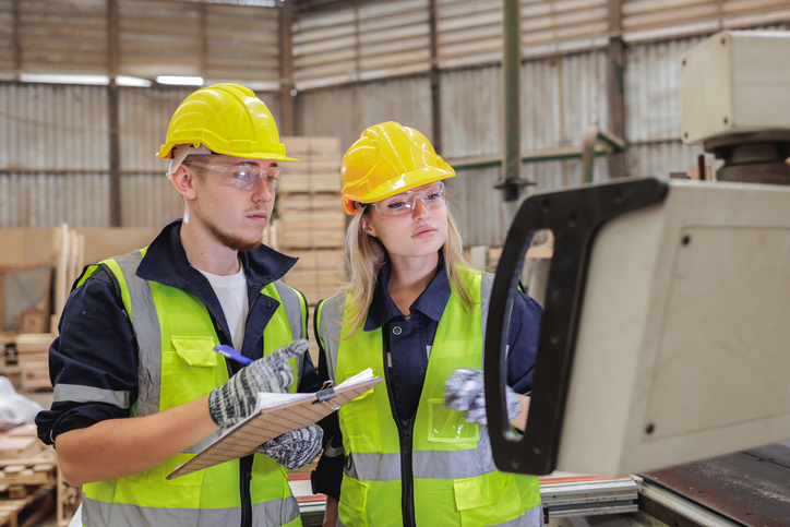 Chef de production supervisant les processus industriels pour maximiser la performance, améliorer l'efficacité et garantir une production optimale.