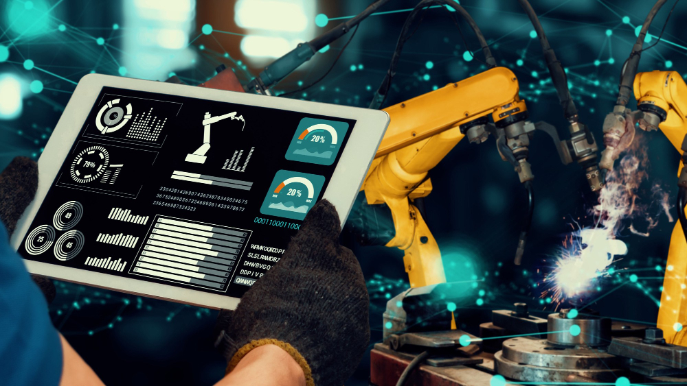 Interface d’un ERP industriel affichée sur une tablette, utilisée pour gérer la production et surveiller des robots automatisés en usine.
