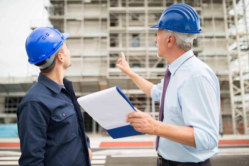 Un homme et une femme qui travaillent dans l'industrie