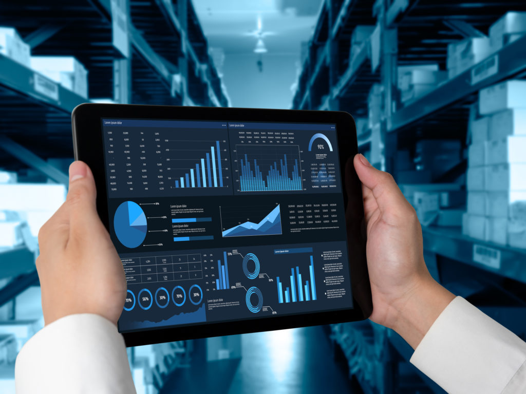 Graphique d'indicateurs clés pour optimiser les coûts de production avec un ERP connecté.