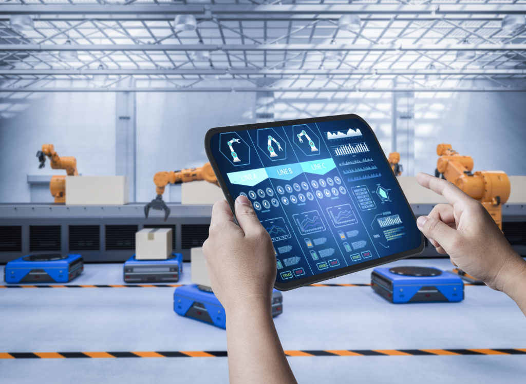 ERP optimisant la qualité et réduisant les rebuts dans une chaîne de production connectée.