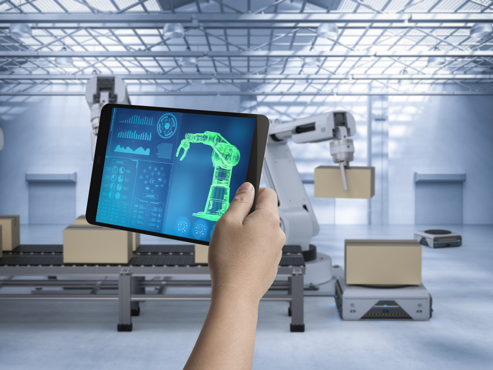 Robot industriel manipulant des colis sur une ligne de production automatisée, optimisé par l’IA et un ERP pour une gestion des stocks sans ruptur