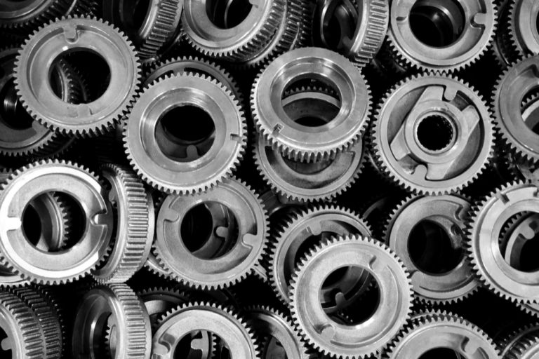 Rouages mécaniques illustrant la traçabilité des composants dans un ERP pour la conformité industrielle