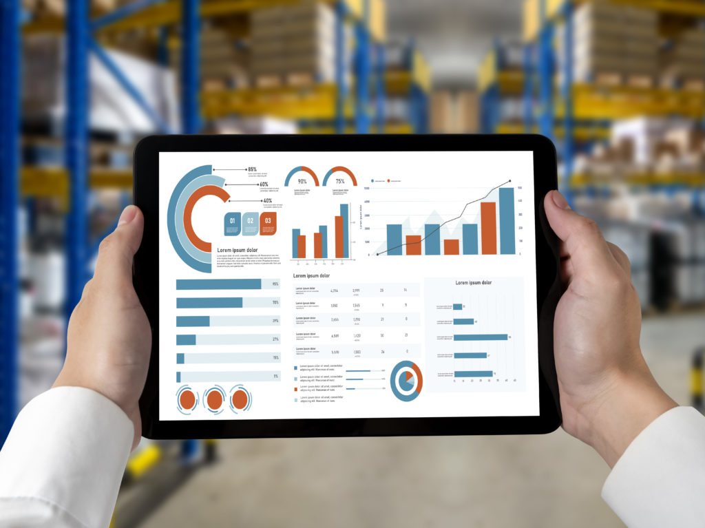 Interface ERP affichée sur tablette pour piloter la production industrielle dans un entrepôt moderne