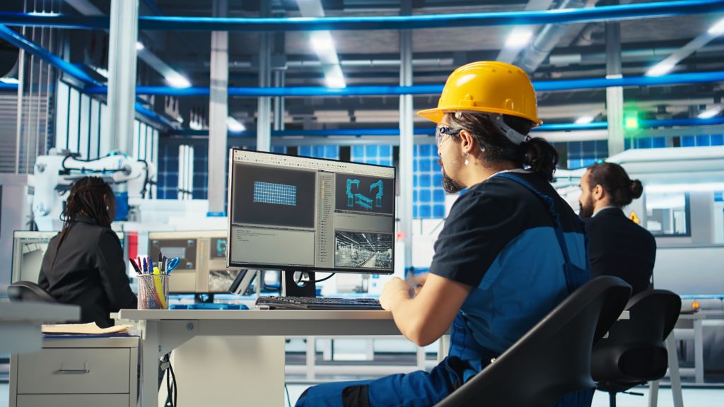 Technicien en usine utilisant un logiciel ERP Open-Prod pour moderniser et optimiser la production d’une PME industrielle