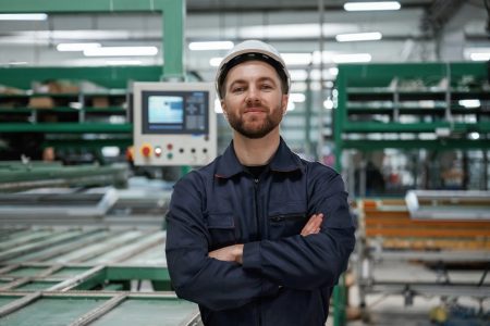 Against machine. Factory worker is indoors with hard hat Secteur machine spéciale avec Open-Prod