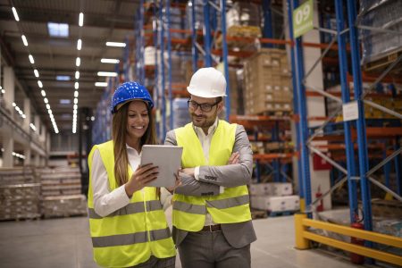 PMI 2-min Deux professionnels dans une strat up industrielle