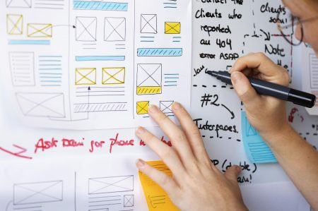 female-web-designer-with-papers-notes-office-min L'ERP d'Open-Prod vous offre une interface ergonomique et intuitive qui s’adapte à votre activité.